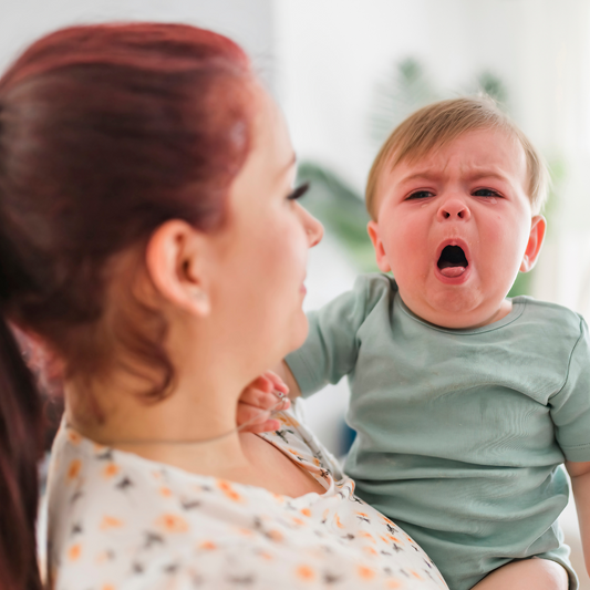Bronchiolite bebe mauritius utilisation du mouche bebe et de la seringue nasale, bebe dans les bras de maman, tousse, rhume, nez qui coule