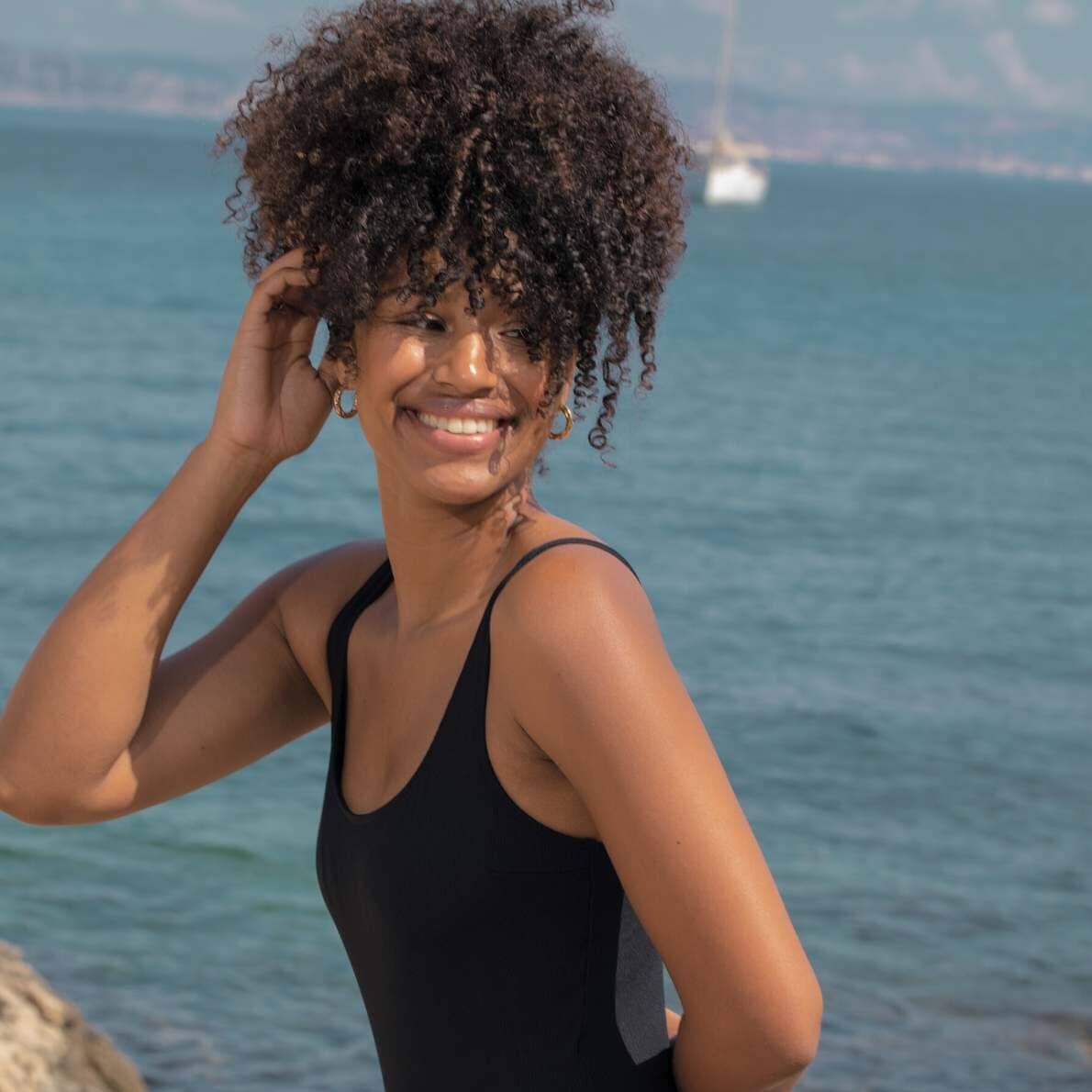 Femme creole portant un maillot de bain menstruel à l’île Maurice